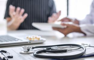 Concernant les besoins spécifiques des médecins, kinésithérapeutes et autres praticiens du secteur médical, des solutions dédiées existent (Visuel Adobe Stock 328770 freedomz) Concernant les besoins spécifiques des médecins, kinésithérapeutes et autres praticiens du secteur médical, des solutions dédiées existent (Visuel Adobe Stock 328770 freedomz)