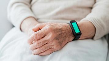 Des technologies ou trackers portables pour les personnes âgées et démentes permettent de les suivre à distance et de les empêcher de s'égarer (Visuel Adobe Stock 1062143848)