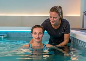 L'étude met en avant les avantages de la thérapie aquatique, un type d’aquagym, pour soigner les muscles mais aussi le mental des personnes qui souffrent de ces douleurs chroniques handicapantes au quotidien (Visuel Adobe Stock 1322240436)