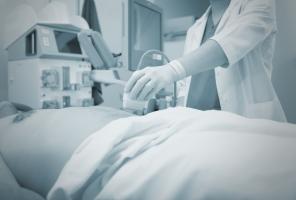 Mieux gérer les troubles du sommeil, en recalant par exemple l’horloge biologique, pourrait contribuer à mieux gérer la maladie du foie (Visuel Adobe Stock 142253204)