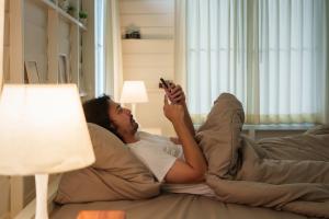 La procrastination au coucher est une tendance qui se développe, portée par les écrans et les rythmes d’activité moins réguliers de nos modes de vie modernes (Visuel Adobe Stock 1489634370)