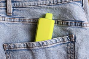 Les vapoteuses aromatisées au cannabis reflètent une nouvelle tendance de la consommation de substances chez les adolescents (Visuel Adobe Stock 1554640975)