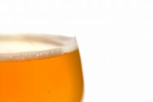La bière blonde, qu'elle contienne de l'alcool ou non, pourrait favoriser la présence de bonnes bactéries dans le microbiote intestinal (Visuel Adobe Stock 1635028) La bière blonde, qu'elle contienne de l'alcool ou non, pourrait favoriser la présence de bonnes bactéries dans le microbiote intestinal (Visuel Adobe Stock 1635028)
