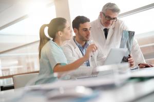 La prise de décision partagée entre les soignants à domicile, les différents personnels de santé de soins primaires, les médecins spécialistes et les familles améliore le suivi des patients chroniques (Visuel Adobe Stock 185581198)