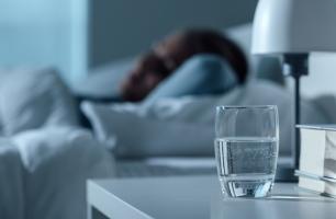 Après une nuit de mauvais sommeil ou après une privation de sommeil, il est recommandé de bien s’hydrater. Après une nuit de mauvais sommeil ou après une privation de sommeil, il est recommandé de bien s’hydrater.