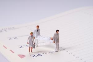 En « maison de retraite », le stress des soignants se développe avec le manque de temps et la qualité des soins apportés aux patients âgés s’en ressent également. En « maison de retraite », le stress des soignants se développe avec le manque de temps et la qualité des soins apportés aux patients âgés s’en ressent également.