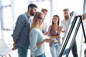 Rester plus souvent et plus longtemps debout durant la journée peut contribuer à prévenir les maladies chroniques (Visuel Adobe Stock 225411951) Rester plus souvent et plus longtemps debout durant la journée peut contribuer à prévenir les maladies chroniques (Visuel Adobe Stock 225411951)