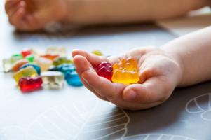 Comment une consommation élevée de sucre à l'enfance affecte l'apprentissage et la mémoire (Adobe Stock 268103579)