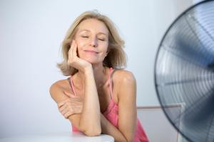 C’est un nouveau médicament contre la ménopause indiqué pour traiter les bouffées de chaleur et les sueurs nocturnes qui vient d’être approuvé (Visuel Adobe Stock 268895550) C’est un nouveau médicament contre la ménopause indiqué pour traiter les bouffées de chaleur et les sueurs nocturnes qui vient d’être approuvé (Visuel Adobe Stock 268895550)