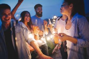 Plus du tiers des nouveaux initiés au LSD expérimentent la substance au cours de l’été. Plus du tiers des nouveaux initiés au LSD expérimentent la substance au cours de l’été.