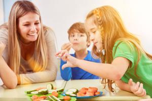 En cas de régime végétarien ou de régime végétalien, un contrôle plus rigoureux de l’apport nutritionnel doit en effet veiller à éliminer tout risque de carences chez l’Enfant (Visuel Adobe Stock 287367057)