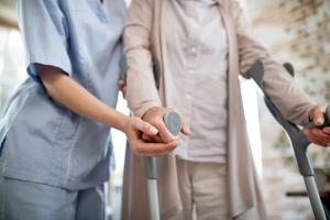 La combinaison d’une tâche cognitive avec la marche permet de détecter, à l’imagerie, une signature du « super-vieillissement » cérébral (Visuel Adobe Stock 293410477). La combinaison d’une tâche cognitive avec la marche permet de détecter, à l’imagerie, une signature du « super-vieillissement » cérébral (Visuel Adobe Stock 293410477).