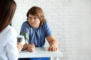 Si la prévalence de l’hypertension artérielle (HTA) est en forte augmentation chez les jeunes, la plupart de ces hypertensions artérielles chez les enfants et les adolescents sont liées à un mode de vie malsain (Visuel Adobe Stock 299373352) Si la prévalence de l’hypertension artérielle (HTA) est en forte augmentation chez les jeunes, la plupart de ces hypertensions artérielles chez les enfants et les adolescents sont liées à un mode de vie malsain (Visuel Adobe Stock 299373352)