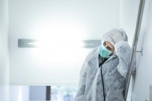 Une tendance qu’il s’agit d’inverser de toute urgence, non seulement pour les praticiens eux-mêmes mais aussi parce qu’elle représente une menace pour la capacité du système de santé à apporter des soins de qualité (Visuel Adobe Stock 330764639) Une tendance qu’il s’agit d’inverser de toute urgence, non seulement pour les praticiens eux-mêmes mais aussi parce qu’elle représente une menace pour la capacité du système de santé à apporter des soins de qualité (Visuel Adobe Stock 330764639)