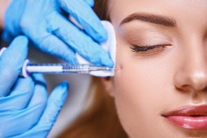 Cette étude fait le point sur les complications des injections esthétiques de Botox ® (Visuel Adobe Stock 335234585)