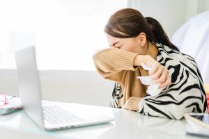 L'âge, l'IMC et le degré d'infection au COVID-19 se combinent pour rendre une personne plus susceptible d'expirer plus de gouttelettes respiratoires (Visuel Adobe Stock 340120948) L'âge, l'IMC et le degré d'infection au COVID-19 se combinent pour rendre une personne plus susceptible d'expirer plus de gouttelettes respiratoires (Visuel Adobe Stock 340120948)