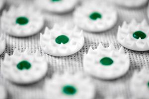 Des micro-aiguilles qui constituent des systèmes d'administration de médicaments pour le traitement des plaies diabétiques associées au pansement adapté  (Visuel Adobe Stock 342400559)