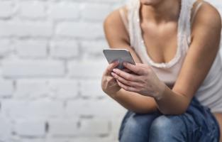 L’algorithme d'intelligence artificielle (IA) écoute les patients uriner, détecte les flux anormaux et permet un premier diagnostic et permet une première gestion des patients en urologie à domicile (Visuel Adobe Stock 347487031) L’algorithme d'intelligence artificielle (IA) écoute les patients uriner, détecte les flux anormaux et permet un premier diagnostic et permet une première gestion des patients en urologie à domicile (Visuel Adobe Stock 347487031).