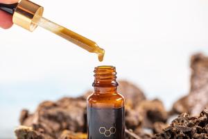 La capacité de la substance à s’insérer dans la membrane cellulaire, contribue à expliquer la puissance de ses effets (Visuel Adobe Stock 353251981)