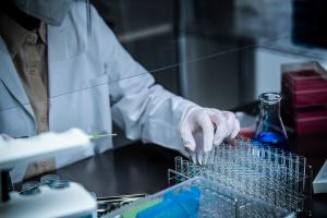 Contrôler le bon niveau de principe actif en cas de traitement antipsychotique (neuroleptique) est crucial chez ces patients vulnérables (Visuel Adobe Stock 367695694) Contrôler le bon niveau de principe actif en cas de traitement antipsychotique (neuroleptique) est crucial chez ces patients vulnérables (Visuel Adobe Stock 367695694)