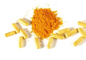 La curcumine, cette poudre jaune dérivée des racines de l’épice curcuma (Curcuma longa) est déjà documentée pour ses propriétés antitumorales (Visuel Adobe Stock 381444721) La curcumine, cette poudre jaune dérivée des racines de l’épice curcuma (Curcuma longa) est déjà documentée pour ses propriétés antitumorales (Visuel Adobe Stock 381444721)