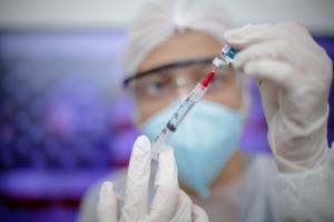 Cet essai pilote suggère en effet que la troisième dose du vaccin Pfizer-BioNTech permet d’augmenter « considérablement » les niveaux d'anticorps neutralisants contre le SRAS-CoV-2, mais aussi de gagner en protection contre les nouveaux variants (Visuel Adobe Stock 411803402)