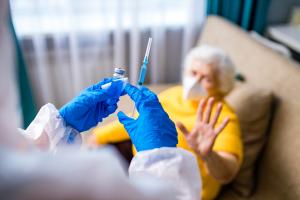 2 doses de vaccin Pfizer-BioNTech restent très efficaces contre les hospitalisations liées au COVID-19 pendant au moins 6 mois. Mais après ? (Visuel Adobe Stock 428964897) 2 doses de vaccin Pfizer-BioNTech restent très efficaces contre les hospitalisations liées au COVID-19 pendant au moins 6 mois. Mais après ? (Visuel Adobe Stock 428964897)