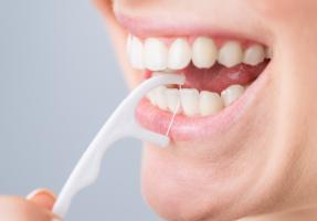 En mesurant en 10 minutes seulement, les niveaux de cortisol ou hormone du stress dans la salive, ce fil dentaire permet de surveiller le stress (Visuel Adobe Stock 459244818)