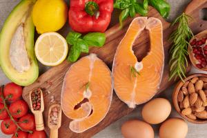 Des changements alimentaires peuvent contribuer à améliorer la santé cognitive et à prévenir la démence (Visuel Adobe Stock 497202502)