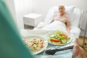 L'alimentation et la nutrition clinique doivent être optimisées dans les hôpitaux et les maisons de retraite (Visuel Adobe Stock 500790129)