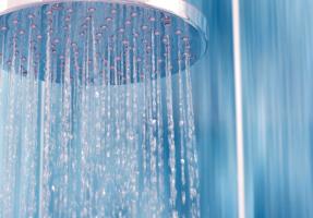 C’est une douche un peu spécifique, à bulles ultrafines, qui semble permettre de soulager la dermatite atopique (Visuel Adobe Stock 50138241) C’est une douche un peu spécifique, à bulles ultrafines, qui semble permettre de soulager la dermatite atopique (Visuel Adobe Stock 50138241)