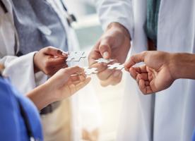 Les infirmières peuvent assurer en toute sécurité de nombreuses missions traditionnellement assurées par des médecins, sans différence notable en termes sécurité, de mortalité, d'incidents thérapeutiques ou de satisfaction et de résultats patients (Visuel Adobe Stock 608134555)