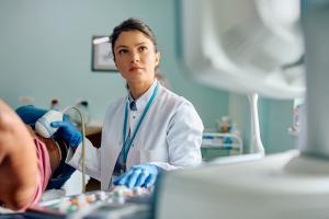 Les niveaux de testostérone chez la mère apparaissent ici corrélés à l'activité physique et à la force musculaire chez l'enfant (Visuel Adobe Stock 614753324).