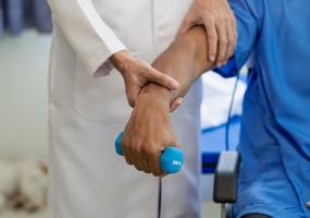 Le syndrome de tachycardie orthostatique posturale (STOP) constitue un symptôme fréquent chez les patients atteints de COVID long (Visuel Adobe Stock 638693248)