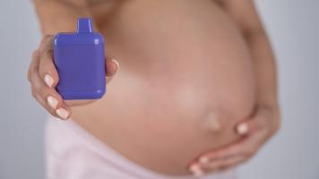 L'exposition fœtale aux liquides de vapotage peut entraîner des modifications de la forme du crâne du bébé (Visuel Adobe Stock 650105167)