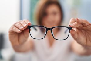 Ces données sensibilisent à ce manque persistant d’accès aux soins primaires et à l’urgence d’optimiser le taux de « correction réfractive globale » (Visuel Adobe Stock 677664807).