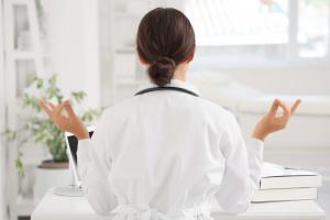 La pleine conscience et l'autocompassion se révèlent des alliées précieuses dans la lutte contre la dépression (Visuel Adobe Stock 694600171)