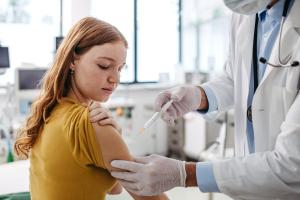Les femmes vaccinées contre le HPV ont besoin de beaucoup moins de dépistages du cancer du col de l'utérus (Visuel Adobe Stock 739814138)