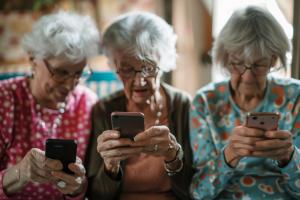 L'étude met en évidence le pouvoir de comportements simples et quotidiens pour améliorer le bien-être, sensibilise à l’importance de la régularité de ces pratiques sociales pour entretenir le mental (Visuel Adobe Stock 741312700)