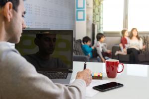 Le taux d'attaque secondaire du virus est estimé à 16% dans les ménages, avec une forte variabilité en fonction des membres de la famille. Le taux d'attaque secondaire du virus est estimé à 16% dans les ménages, avec une forte variabilité en fonction des membres de la famille.