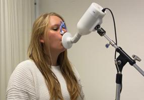 Les nez électroniques ont déjà été développés dans plusieurs applications, notamment la détection des infections nosocomiales et de certains cancers (Visuel Nynke Wijbenga) fait la démonstration de "son" eNose Les nez électroniques ont déjà été développés dans plusieurs applications, notamment la détection des infections nosocomiales et de certains cancers (Visuel Nynke Wijbenga) fait la démonstration de "son" eNose