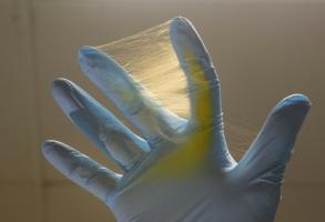 Ces fibres électrolytiques combinent des polymères avec des agents actifs, comme des médicaments par exemple. Ces fibres électrolytiques combinent des polymères avec des agents actifs, comme des médicaments par exemple.