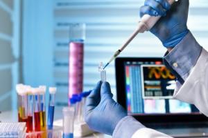 Les gènes BRCA (BRCA1 et BRCA2) sont présents chez chacun d’entre nous, mais, chez certaines personnes, sous des versions anormales ou mutées associées à un risque accru de certains cancers 