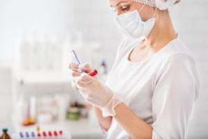 Ce nouveau test sanguin permet d’identifier les patients les plus à risque de développer des complications sévères du COVID-19 (Visuel Fotolia 126866053) Ce nouveau test sanguin permet d’identifier les patients les plus à risque de développer des complications sévères du COVID-19 (Visuel Fotolia 126866053)