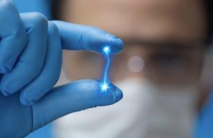 La façon dont les neurones parviennent à atteindre les dendrites en forme de bras pour communiquer avec d'autres neurones déclenche tout une chorégraphie de gènes, de molécules de signalisation, d'échafaudages et de machineries cellulaires (Visuel Fotolia 128474840) La façon dont les neurones parviennent à atteindre les dendrites en forme de bras pour communiquer avec d'autres neurones déclenche tout une chorégraphie de gènes, de molécules de signalisation, d'échafaudages et de machineries cellulaires (Visuel Fotolia 128474840)