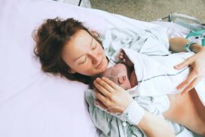 Il existe un lien fort entre la dépression post-partum et la douleur de la mère après l'accouchement. Il existe un lien fort entre la dépression post-partum et la douleur de la mère après l'accouchement.