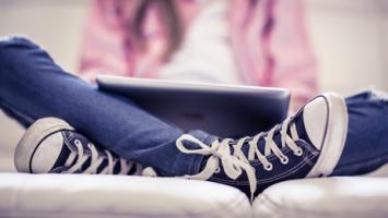 Ici, un report d’1 heure du début des cours, fait passer de 6,9 % à 16% la proportion des jeunes qui obtiennent au moins 8 heures de sommeil par nuit.