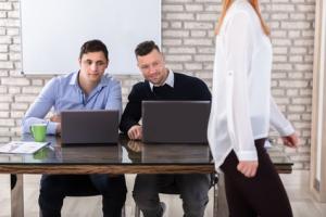 4% des femmes signalent avoir été victimes de harcèlement au cours des 12 derniers mois,