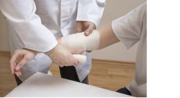 Les ulcères de pression se développent sur les zones qui couvrent les parties osseuses du corps, comme les talons, les hanches et le coccyx. Les ulcères de pression se développent sur les zones qui couvrent les parties osseuses du corps, comme les talons, les hanches et le coccyx.