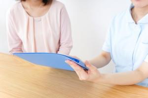 Les femmes fumeuses « post-ménopause » ont bien un moyen d’arrêter la cigarette en beauté, c’est-à-dire sans prendre du poids. 